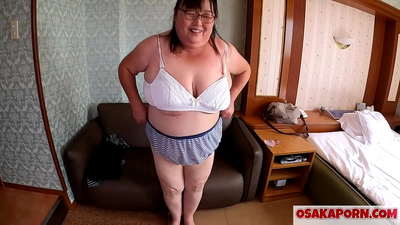 തടിച്ച ജാപ്പനീസ് അമ്മ തന്റെ വലിയ മുലകൾ കാണിക്കുകയും ഒരു സെക്‌സ് ടോയ് ആസ്വദിക്കുകയും ചെയ്യുന്നു. 51 വയസ്സുള്ള ഒരു ഏഷ്യൻ അമ്മ തന്റെ ലൈംഗികാനുഭവത്തെക്കുറിച്ച് സംസാരിക്കുന്നു. യൂക്കിക്കോ 1 OSAKAPORN ഫാറ്റി മിൽഫ്